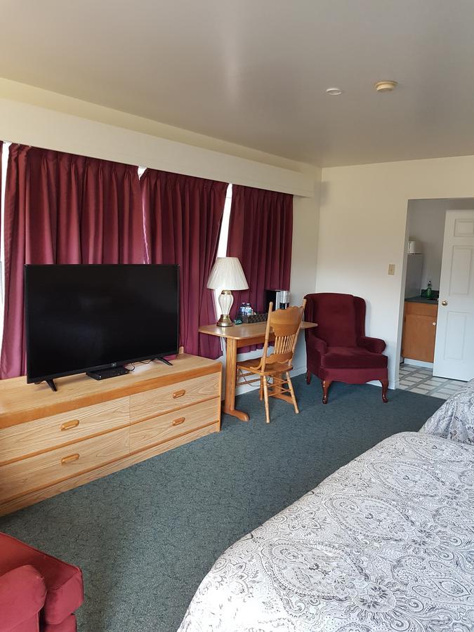 Covered Bridge Inn & Suites Sussex Exterior photo